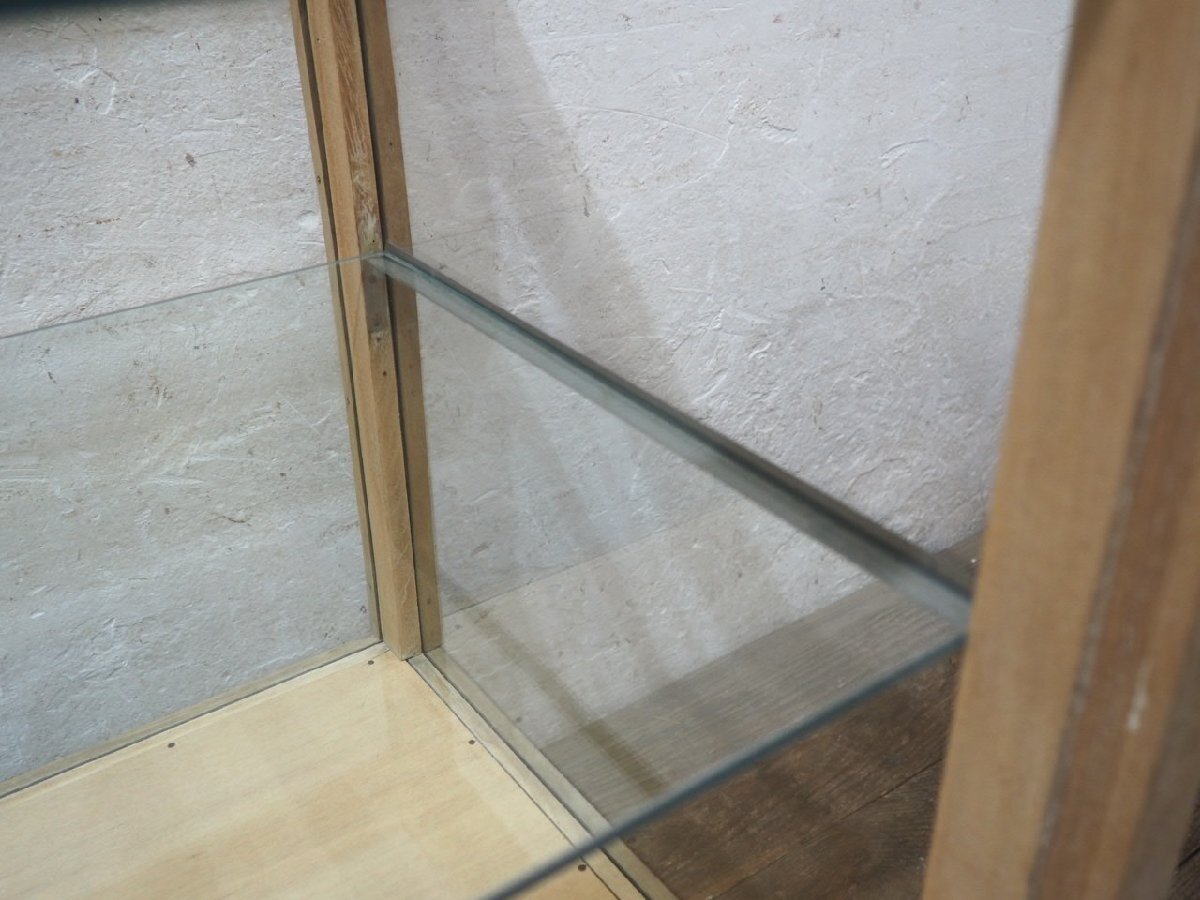 タ荷Y1057◆H88,5cm×W91cm◆ナチュラルな木味の古い木枠ガラスケース◆飾り棚 食器棚 ショーケース アンティーク レトロ 店舗什器O(ヤC)松_画像7