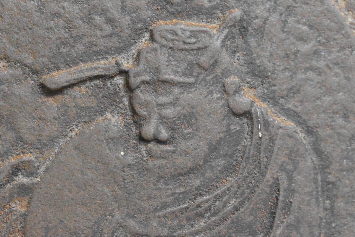 【英】A1218 時代 鉄地人物紋掛飾 H34㎝ 中国美術 仏教美術 朝鮮 鏡 彫刻 レリーフ 置物 骨董品 美術品 古美術 時代品 _画像4