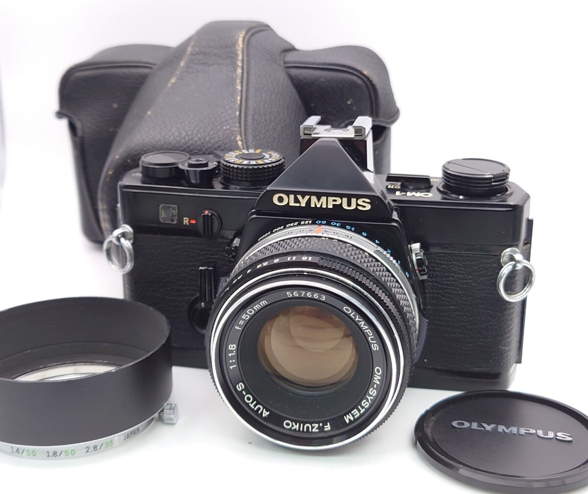 【K1169-3】OLYMPUS OM-1 Black 一眼 レフ フィルムカメラ MF レンズ OM-SYSTEM F.ZUIKO AUTO-S 1:1.8 f=50mm フード ケース付 _画像1