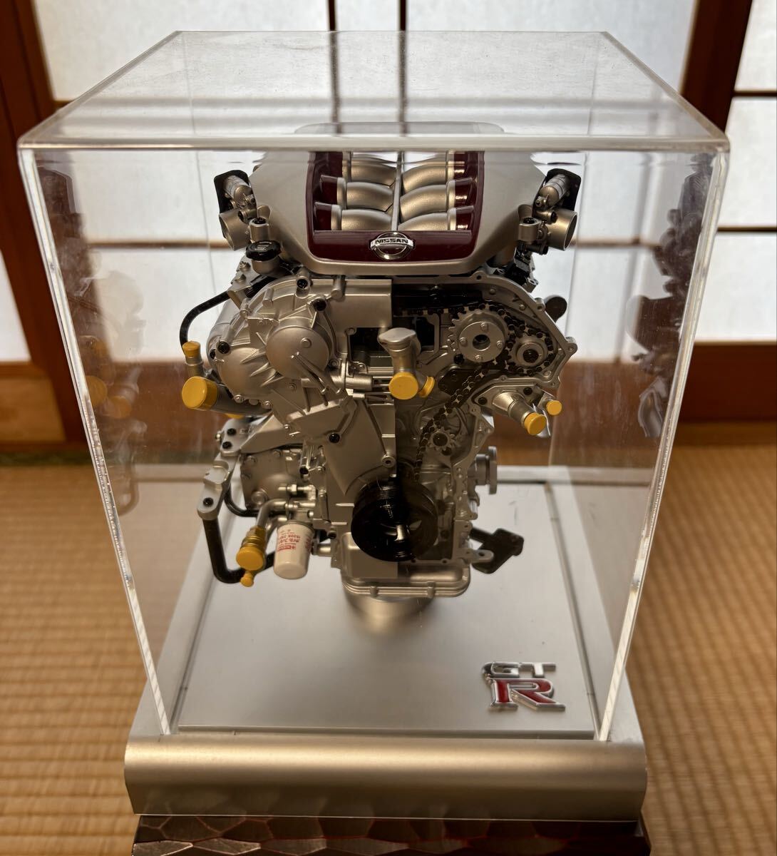 【美品】イーグルモス ”週刊『NISSAN R35 GT-R VR38DETT』”エンジン アクリルケース・エンジン音再生台座付 2013年刊行_画像1