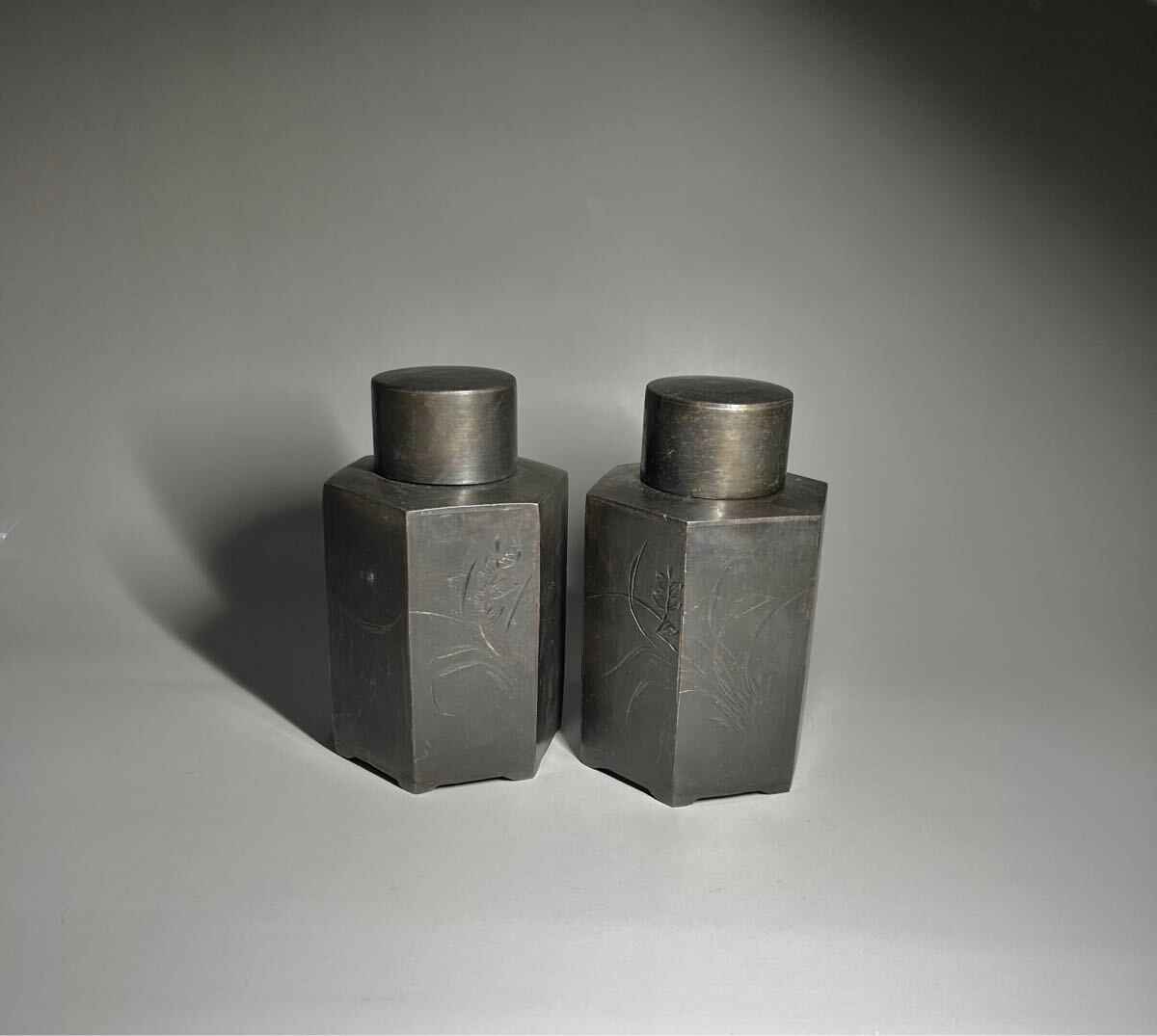 старый . чай inserting . чайная посуда чай входить один на жестяной старый . чай inserting . чайная посуда чай входить один на жестяной