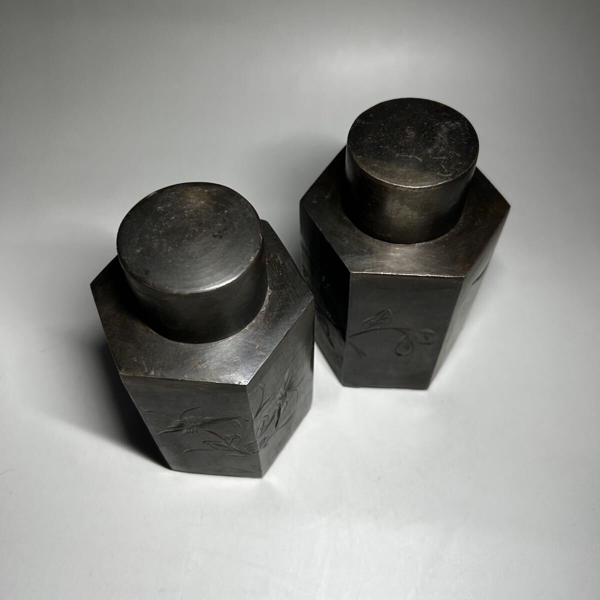 старый . чай inserting . чайная посуда чай входить один на жестяной