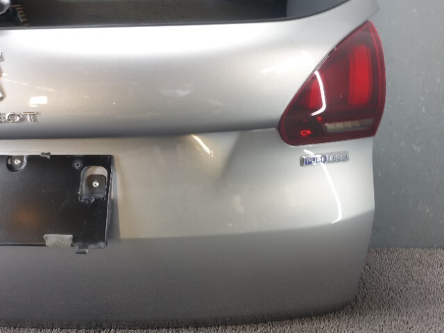 9355　プジョー 2008 クロスシティ　A94HN01　バックドア　リアゲート　リヤゲート　フィニッシャー付　KCA　（F2-2）_画像4