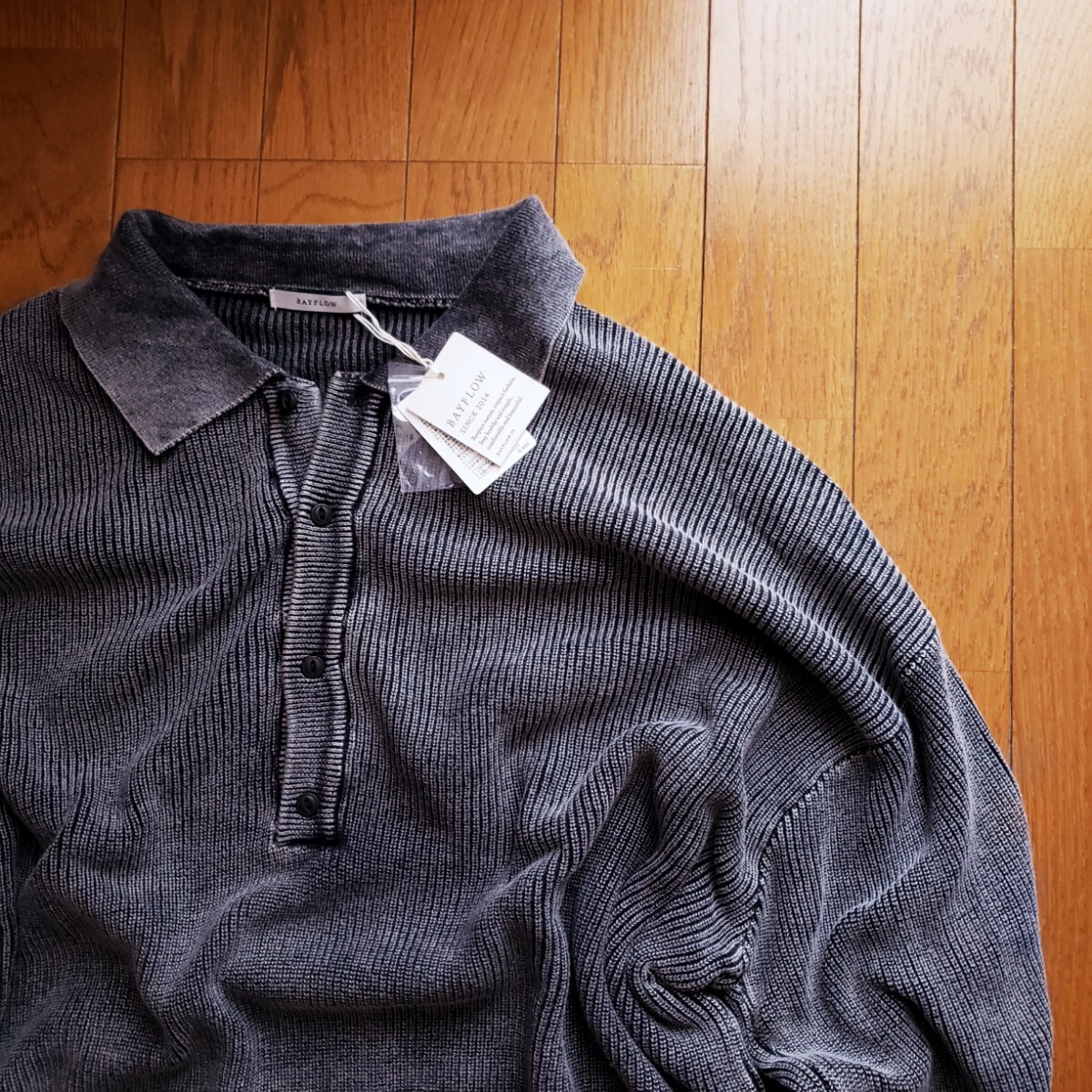 【新品】BAYFLOW Lサイズ フェード ポロニット プルオーバー チャコール ベイフロー 程よい厚み 襟付き ヘンリーネック_画像2