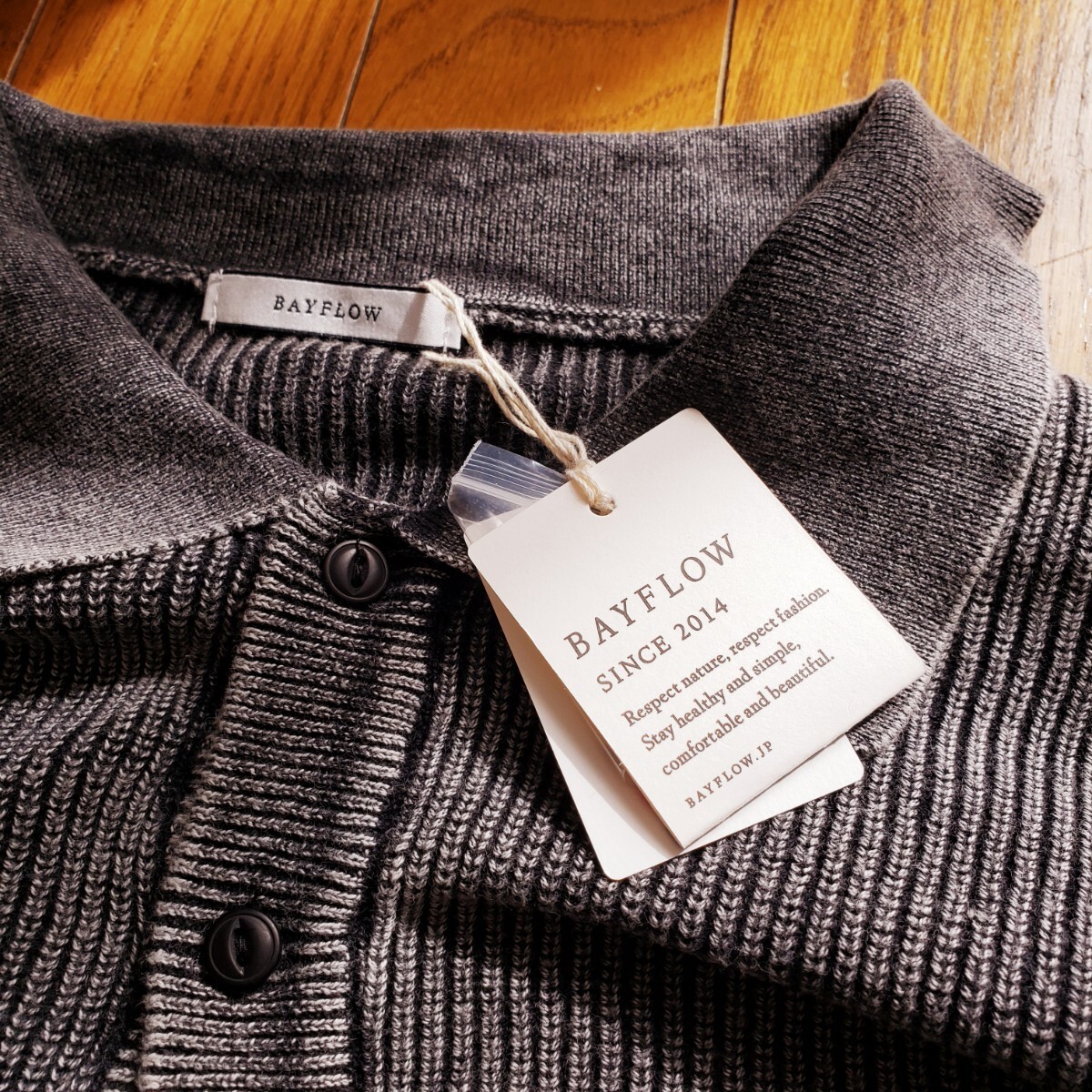 【新品】BAYFLOW Lサイズ フェード ポロニット プルオーバー チャコール ベイフロー 程よい厚み 襟付き ヘンリーネック_画像3