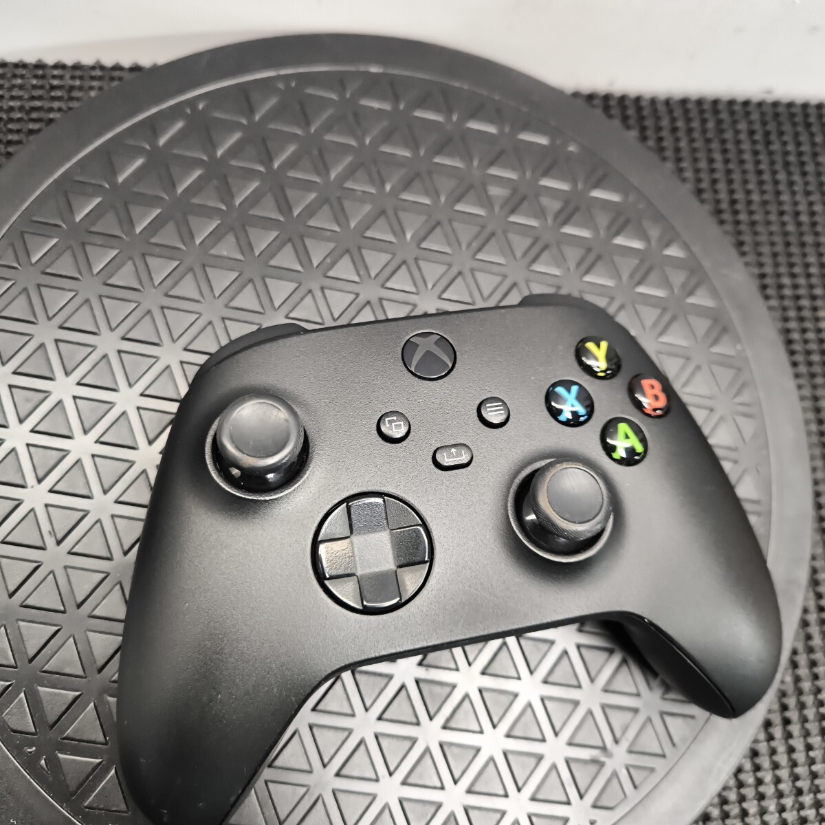 「S31_22A」送料無料Microsoft 純正 XBOX ワイヤレスコントローラー ブラック Model 1914 動作確認 本体のみ 不良返品保証(251103)_画像2