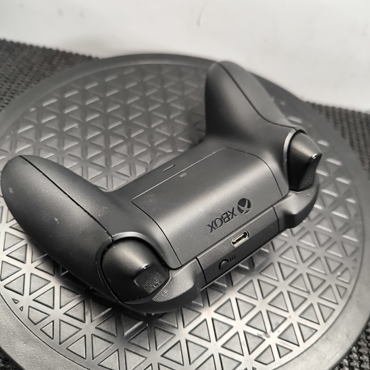 「S31_22A」送料無料Microsoft 純正 XBOX ワイヤレスコントローラー ブラック Model 1914 動作確認 本体のみ 不良返品保証(251103)_画像3