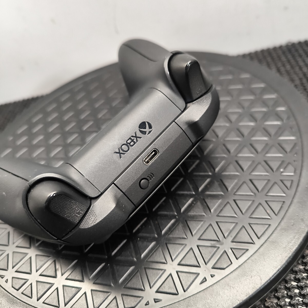 「S31_22A」送料無料Microsoft 純正 XBOX ワイヤレスコントローラー ブラック Model 1914 動作確認 本体のみ 不良返品保証(251103)_画像4