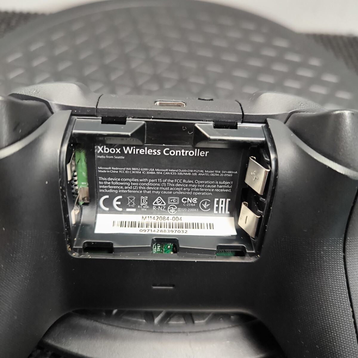 「S31_22A」送料無料Microsoft 純正 XBOX ワイヤレスコントローラー ブラック Model 1914 動作確認 本体のみ 不良返品保証(251103)_画像6