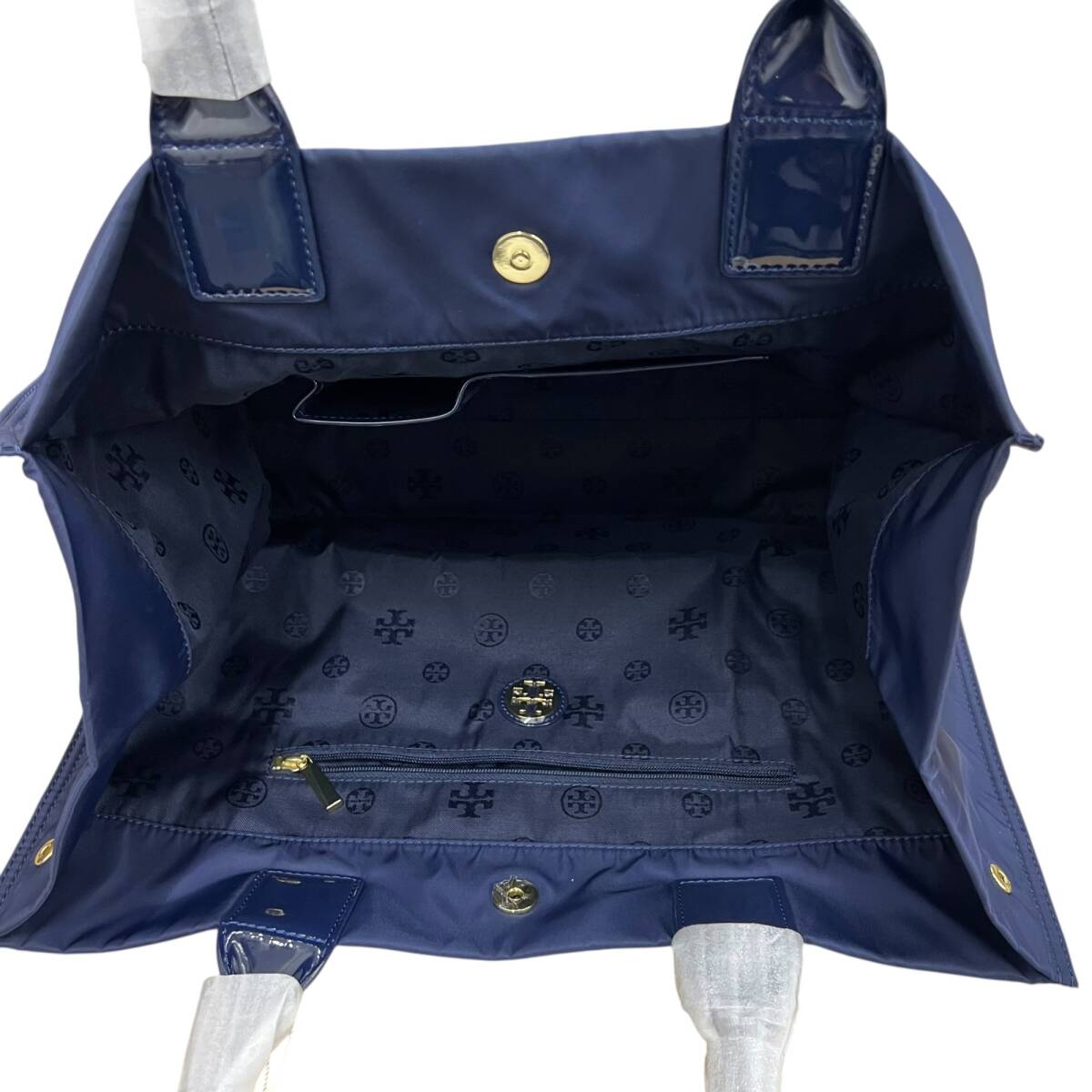 ◎未使用品◎ TORY BURCH トリバーチ トートバッグ エナメル ナイロン ロゴ ネイビー系 coHM5042COB_画像4