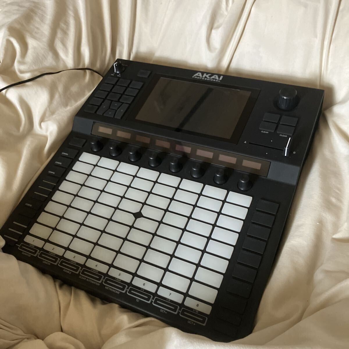 Akai Pro Force 音楽制作 スタンドアローン DJパフォーマンス タッチセンサー搭載 MPC MIDIシーケンサー サンプラー グルーヴボックスの画像2