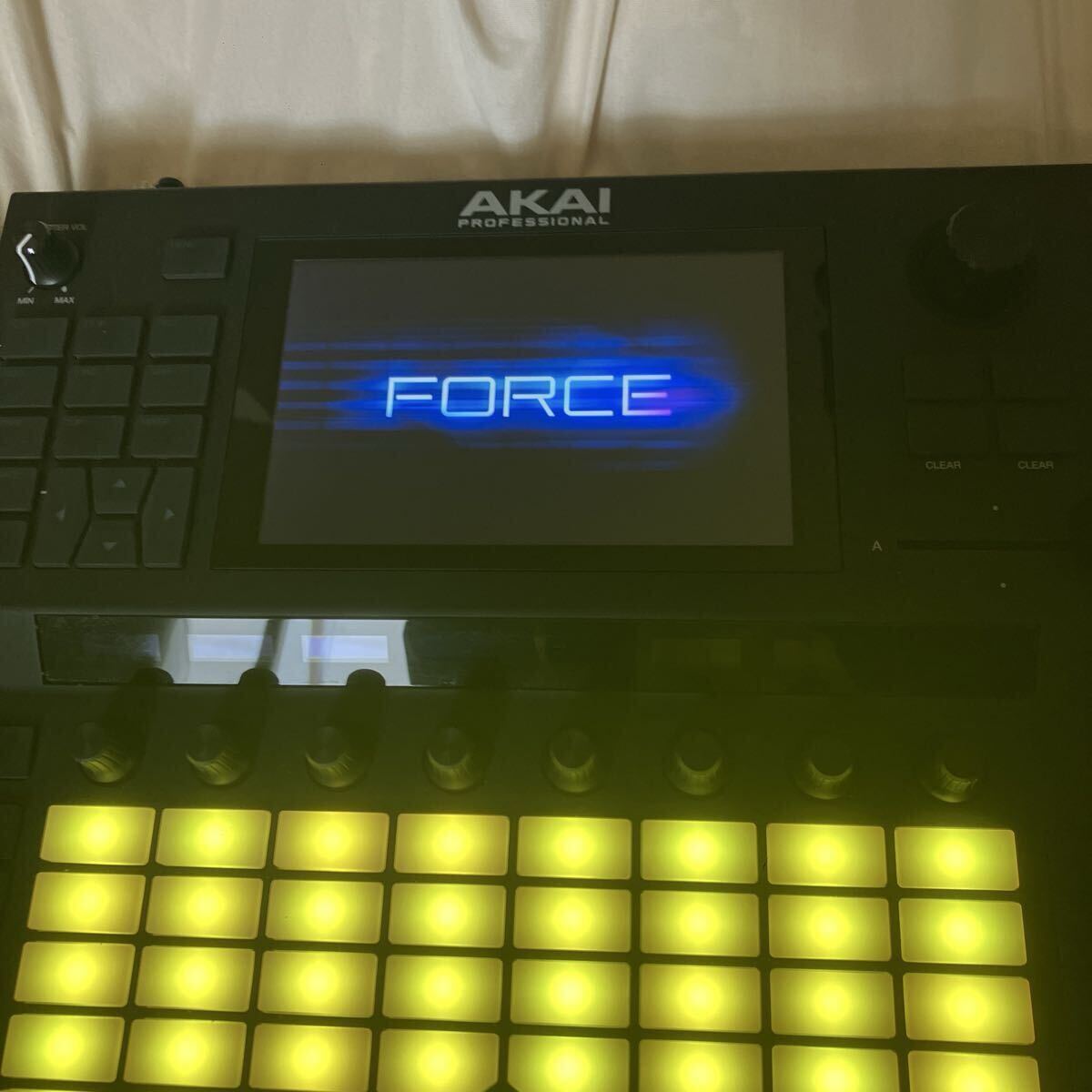 Akai Pro Force 音楽制作 スタンドアローン DJパフォーマンス タッチセンサー搭載 MPC MIDIシーケンサー サンプラー グルーヴボックスの画像3
