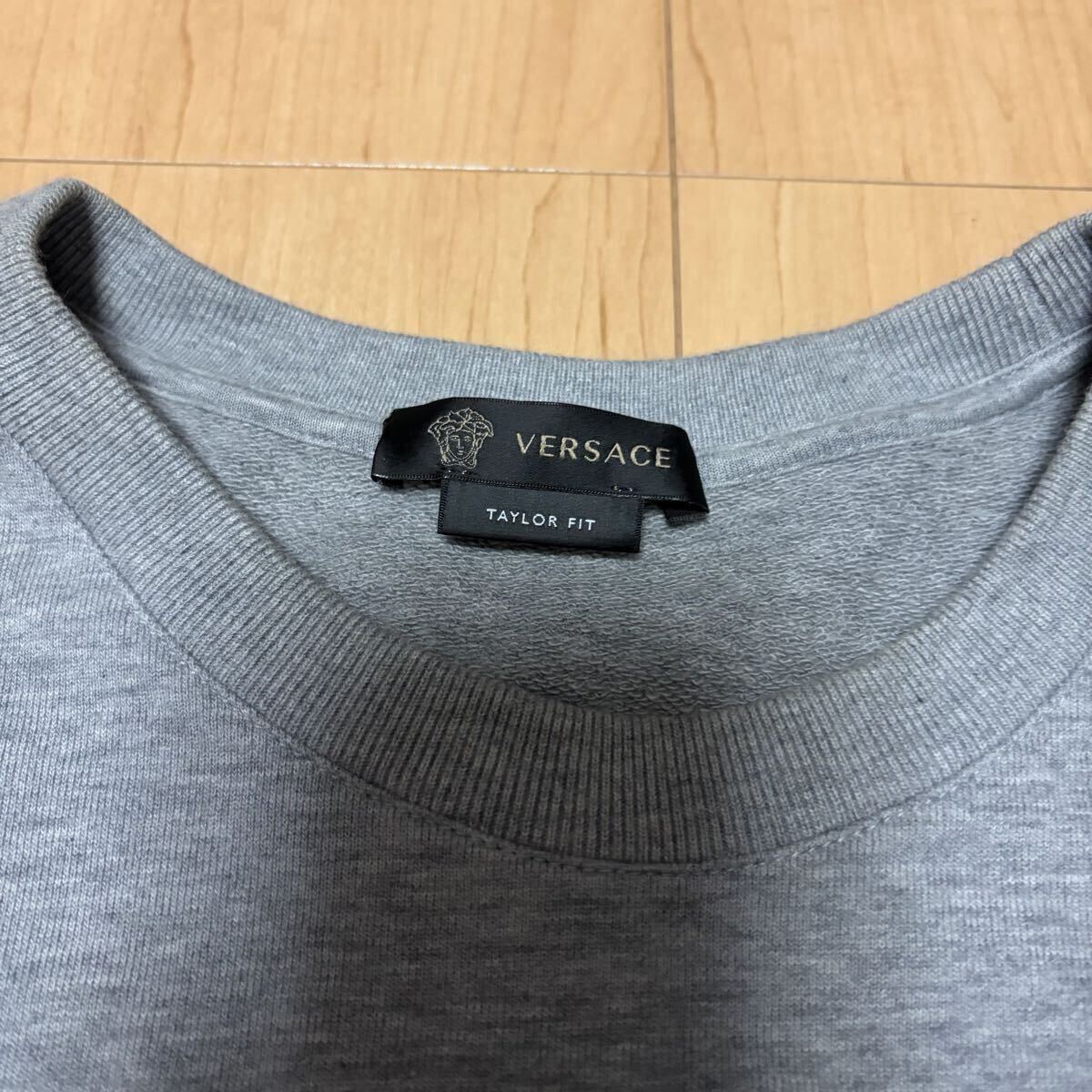 1円スタート versace ベルサーチ トレーナー スウェット グレー S 長袖 ワンポイント _画像2