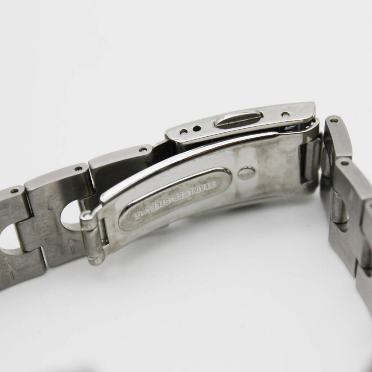 W251104-38 courreges クレージュ Y151-0030 レディース腕時計 クォーツ ジャンク 文字盤シルバー ラウンド_画像5