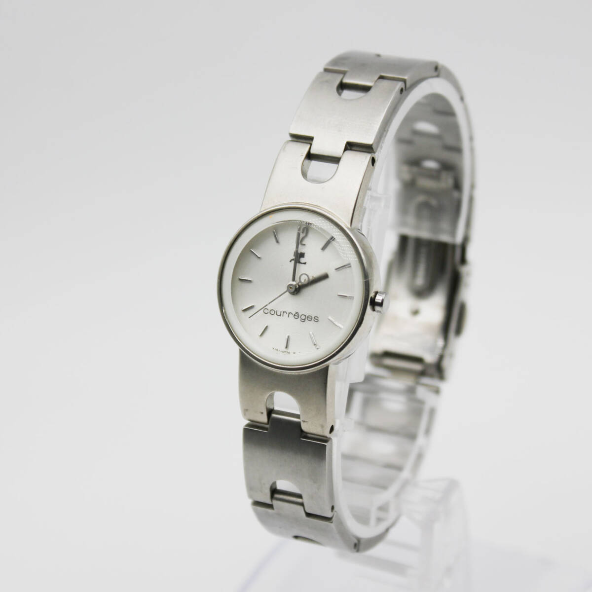 W251104-38 courreges クレージュ Y151-0030 レディース腕時計 クォーツ ジャンク 文字盤シルバー ラウンド_画像1