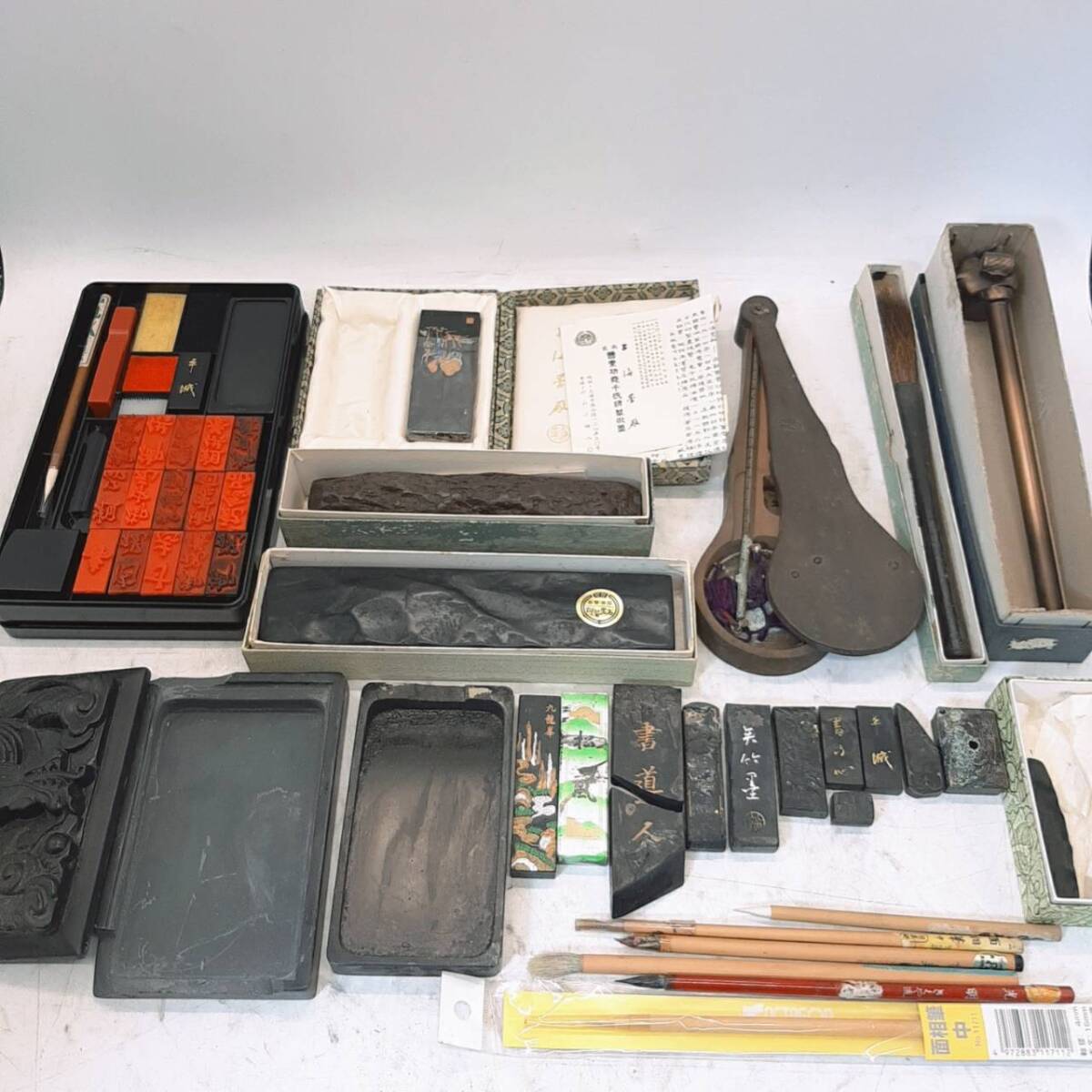 w259【1円～】 書道 鳩居堂 筆 矢立 文鎮 天秤 墨 まとめ 大量 ジャンク _画像1