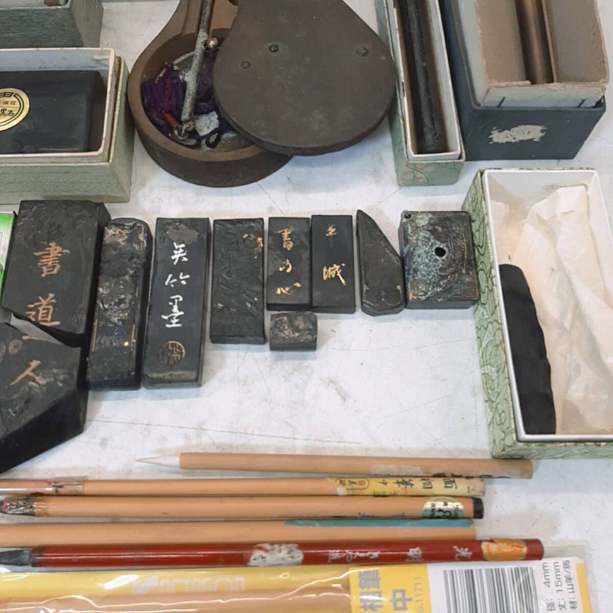 w259【1円～】 書道 鳩居堂 筆 矢立 文鎮 天秤 墨 まとめ 大量 ジャンク _画像7