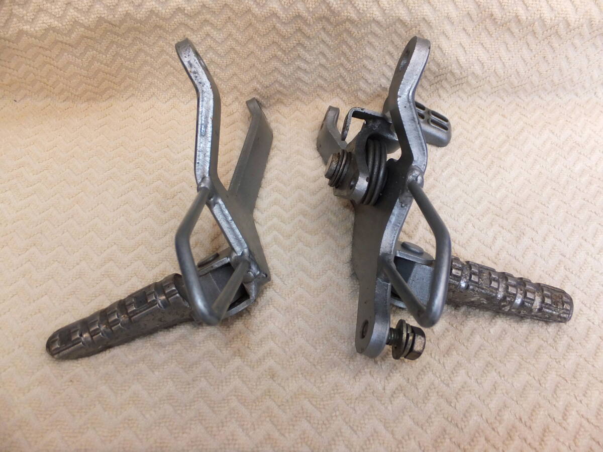ヤマハ ＹＳＲ５０ ２ＡＬ-０１５７・・ より取外し ステップ左右 ブレーキペダル付属　長期保管中古現状部品_画像2