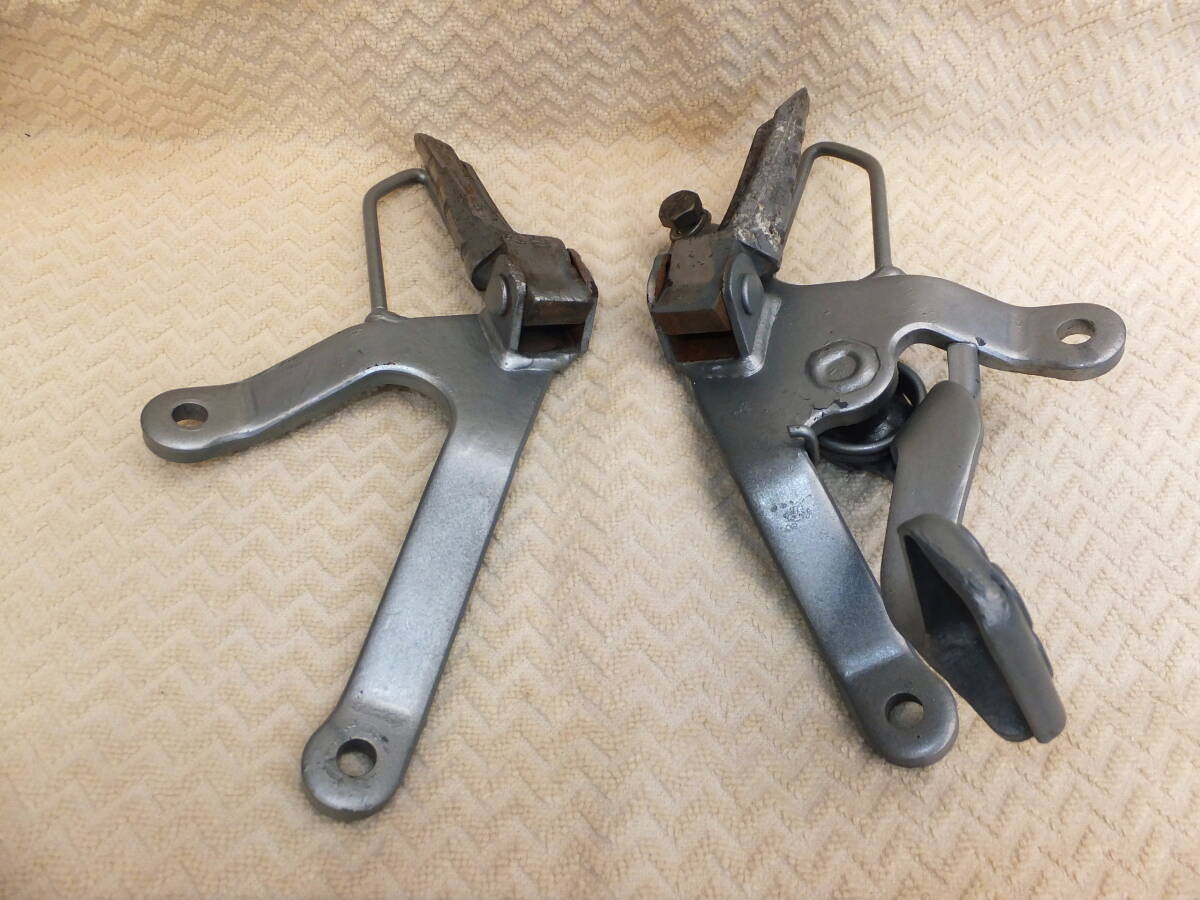 ヤマハ ＹＳＲ５０ ２ＡＬ-０１５７・・ より取外し ステップ左右 ブレーキペダル付属　長期保管中古現状部品_画像3