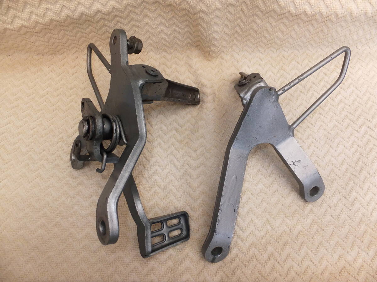 ヤマハ ＹＳＲ５０ ２ＡＬ-０１５７・・ より取外し ステップ左右 ブレーキペダル付属　長期保管中古現状部品_画像5