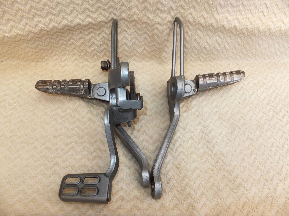 ヤマハ ＹＳＲ５０ ２ＡＬ-０１５７・・ より取外し ステップ左右 ブレーキペダル付属　長期保管中古現状部品_画像4