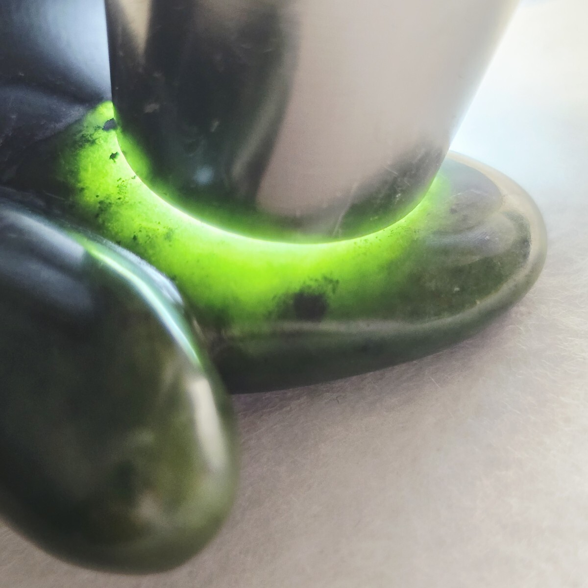 收集品 縄文、弥生、古墳、須恵器、緑の濃い 透明感質感良い 翡翠 碧玉 双子勾玉_画像2