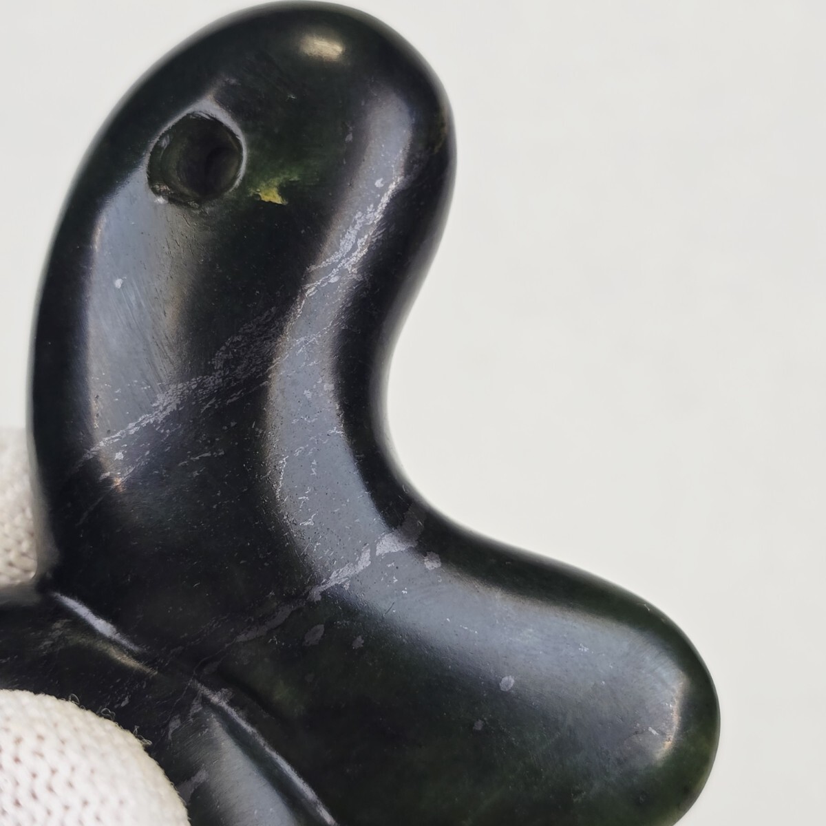 收集品 縄文、弥生、古墳、須恵器、緑の濃い 透明感質感良い 翡翠 碧玉 双子勾玉_画像9