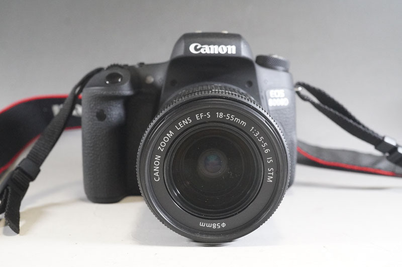 1円~【L819】Canon キャノン EOS 8000D デジタル一眼レフ /EF-S 18-55mm 1:3.5-5.6 /EF-S 55-250mm 1:4-5.6 バッテリー・充電器・取説付_画像2