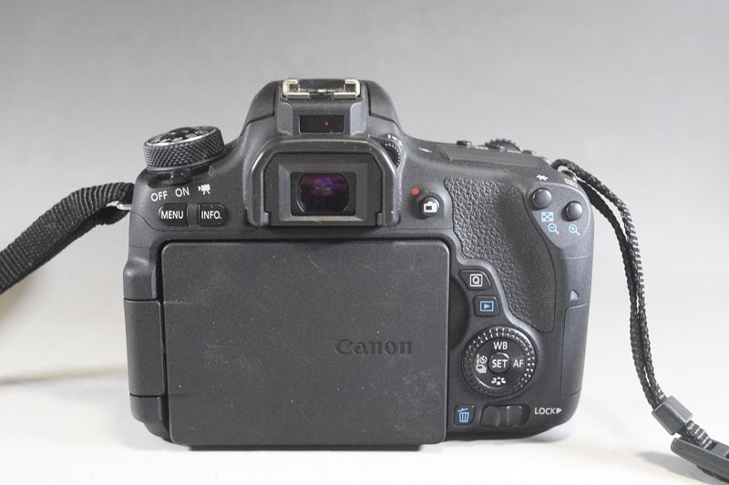 1円~【L819】Canon キャノン EOS 8000D デジタル一眼レフ /EF-S 18-55mm 1:3.5-5.6 /EF-S 55-250mm 1:4-5.6 バッテリー・充電器・取説付_画像3