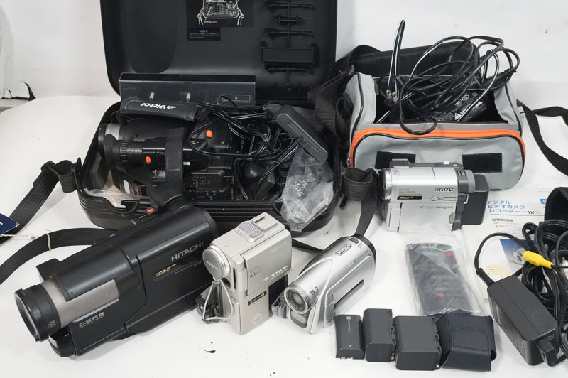 1円~【L924】ビデオカメラまとめ　SONY/DCR-TRV33/DCR-PC1　Victor/GR-LT91　HITACHI/VM-E120 など　ケース付あり　部品取り　現状品_画像1