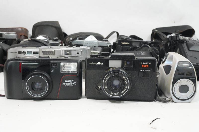 1円~【L923】カメラ等大量まとめ 12kg以上 キャノン/ニコン/ヤシカ/マミヤ 一眼レフ 中判 コンパクトカメラ スピードライト レンズ 双眼鏡_画像4