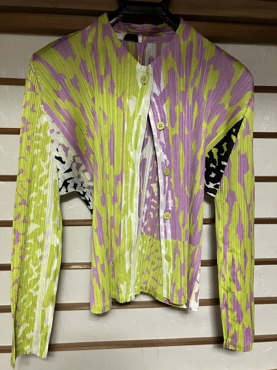 PLEATS PLEASE プリーツプリーズ ☆ イッセイミヤケ ISSEY MIYAKE ☆ 個性的 上着 前ボタンに特徴 トップス　未使用に近い_画像2
