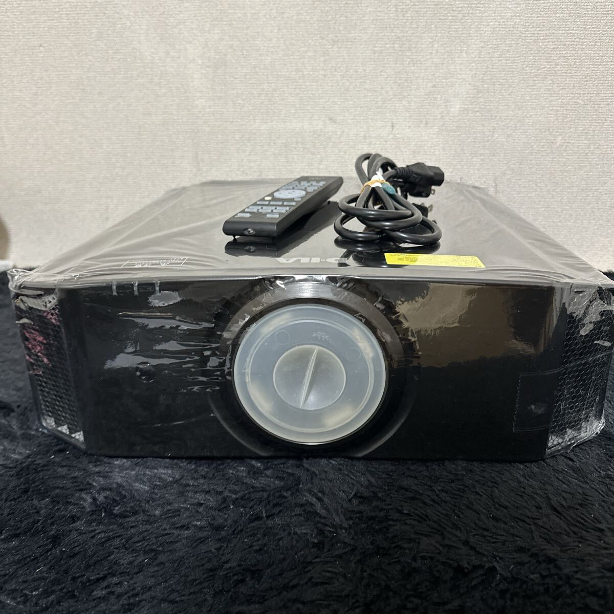 高級 JVC D-ILA PROJECTOR DLA-X590R-BJ プロジェクター 4K/HDR対応 電源 リモコン付き ジェーブイシー ホームシアター_画像2