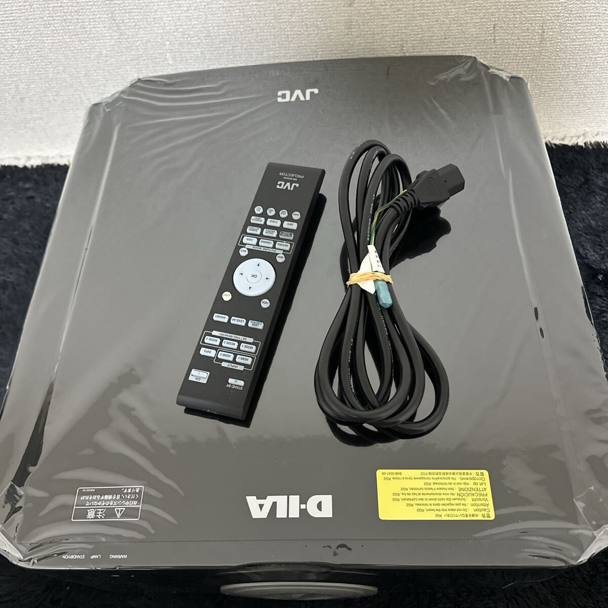 高級 JVC D-ILA PROJECTOR DLA-X590R-BJ プロジェクター 4K/HDR対応 電源 リモコン付き ジェーブイシー ホームシアター_画像3