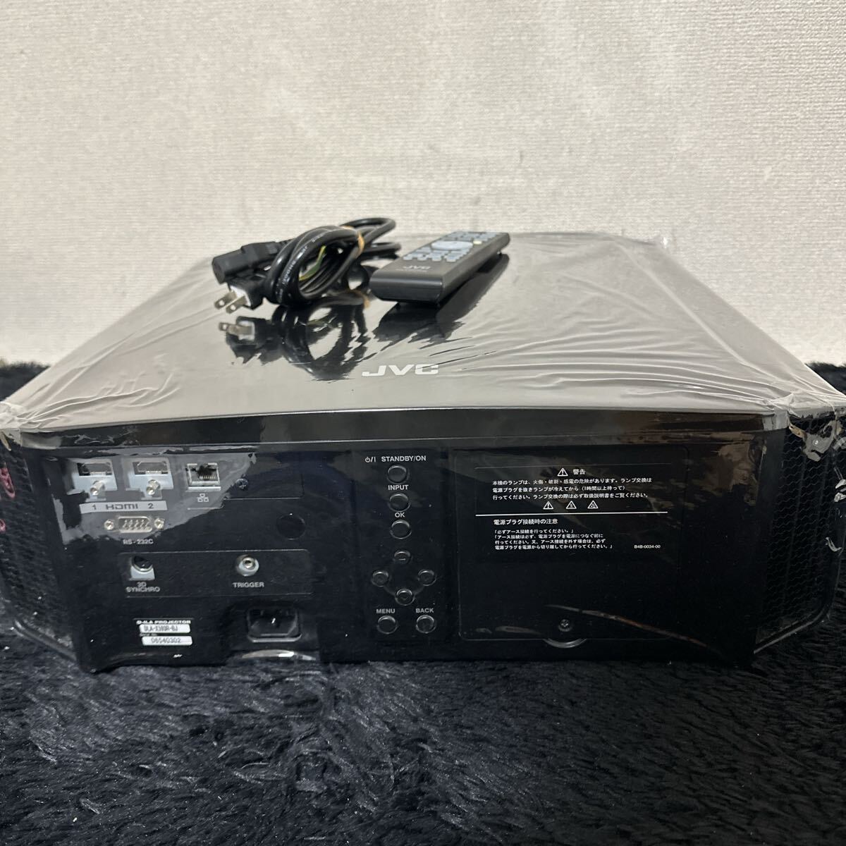 高級 JVC D-ILA PROJECTOR DLA-X590R-BJ プロジェクター 4K/HDR対応 電源 リモコン付き ジェーブイシー ホームシアター_画像4