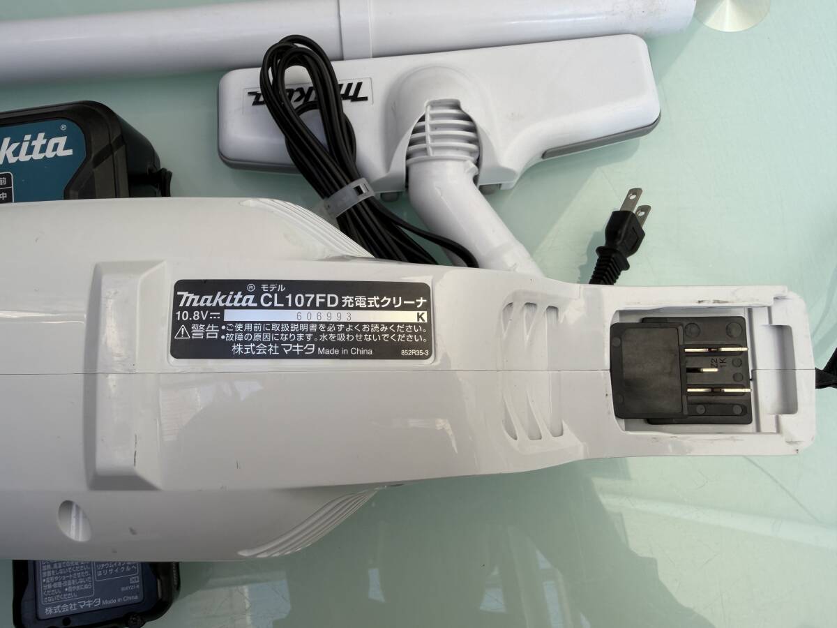 makita マキタ 充電式クリーナ CL107FD （バッテリー・充電器付き）】動作確認品 _画像4
