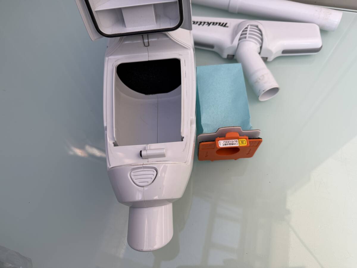 makita マキタ 充電式クリーナ CL107FD （バッテリー・充電器付き）】動作確認品 _画像6