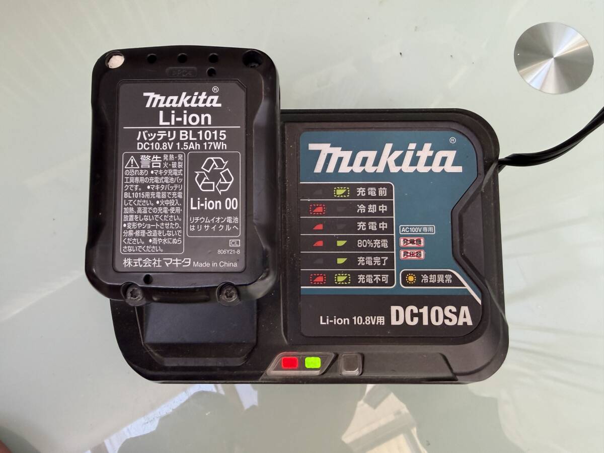 makita マキタ 充電式クリーナ CL107FD （バッテリー・充電器付き）】動作確認品 _画像8