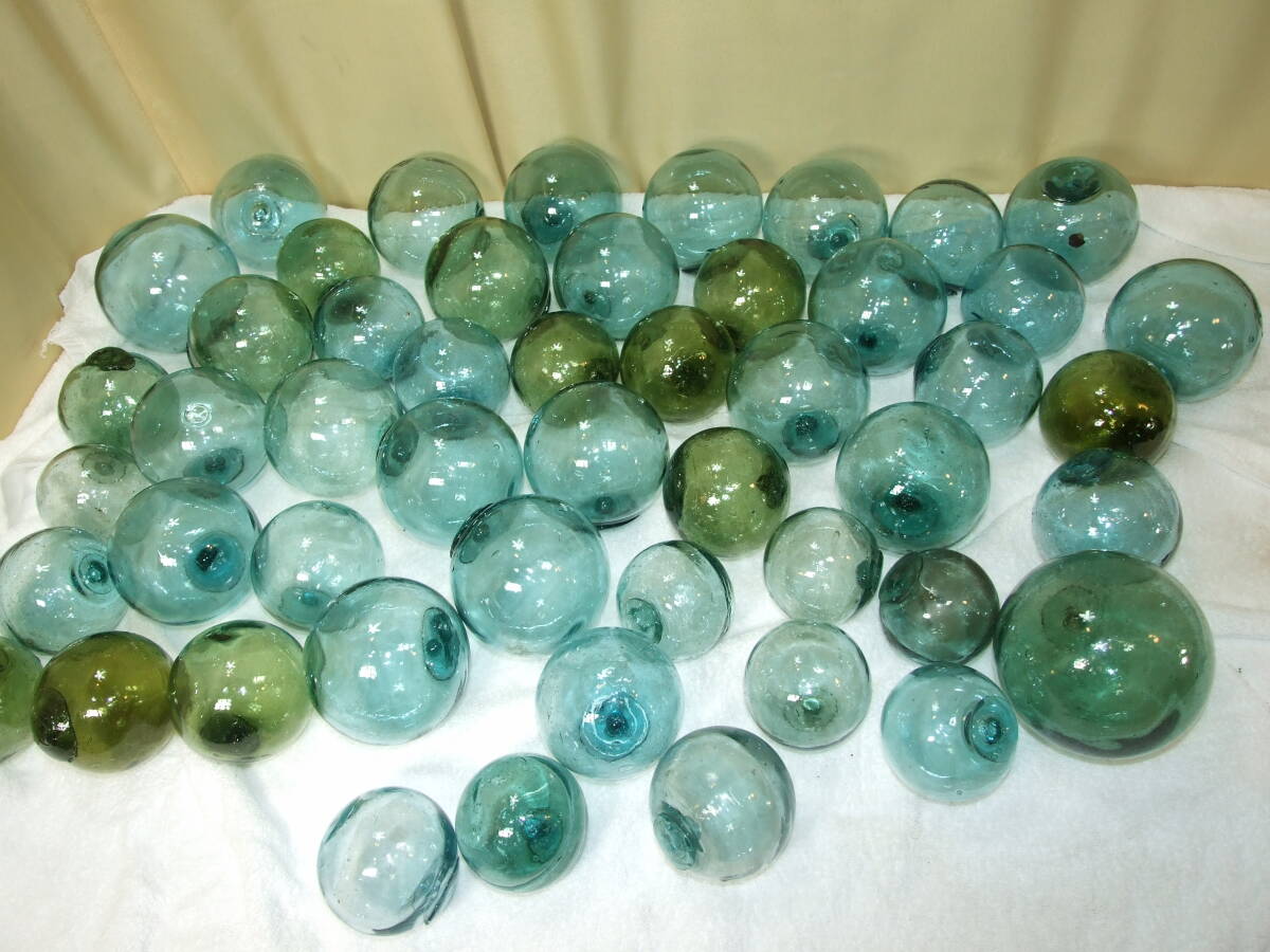 ガラス　浮き球　古民具　漁具　アンティーク品　直径８㎝～12㎝　約５０個　気泡/へそあり/色あい/サイズ色々　全５０個　_画像1