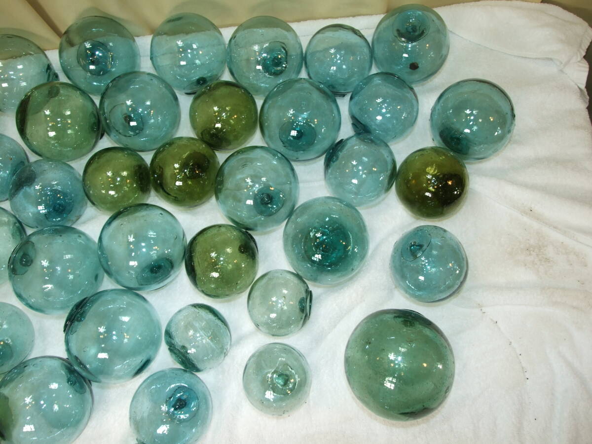 ガラス　浮き球　古民具　漁具　アンティーク品　直径８㎝～12㎝　約５０個　気泡/へそあり/色あい/サイズ色々　全５０個　_画像4