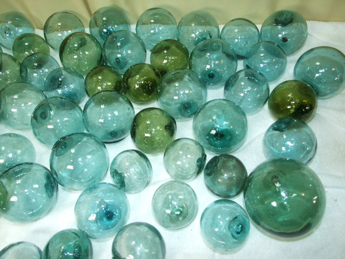ガラス　浮き球　古民具　漁具　アンティーク品　直径８㎝～12㎝　約５０個　気泡/へそあり/色あい/サイズ色々　全５０個　_画像8