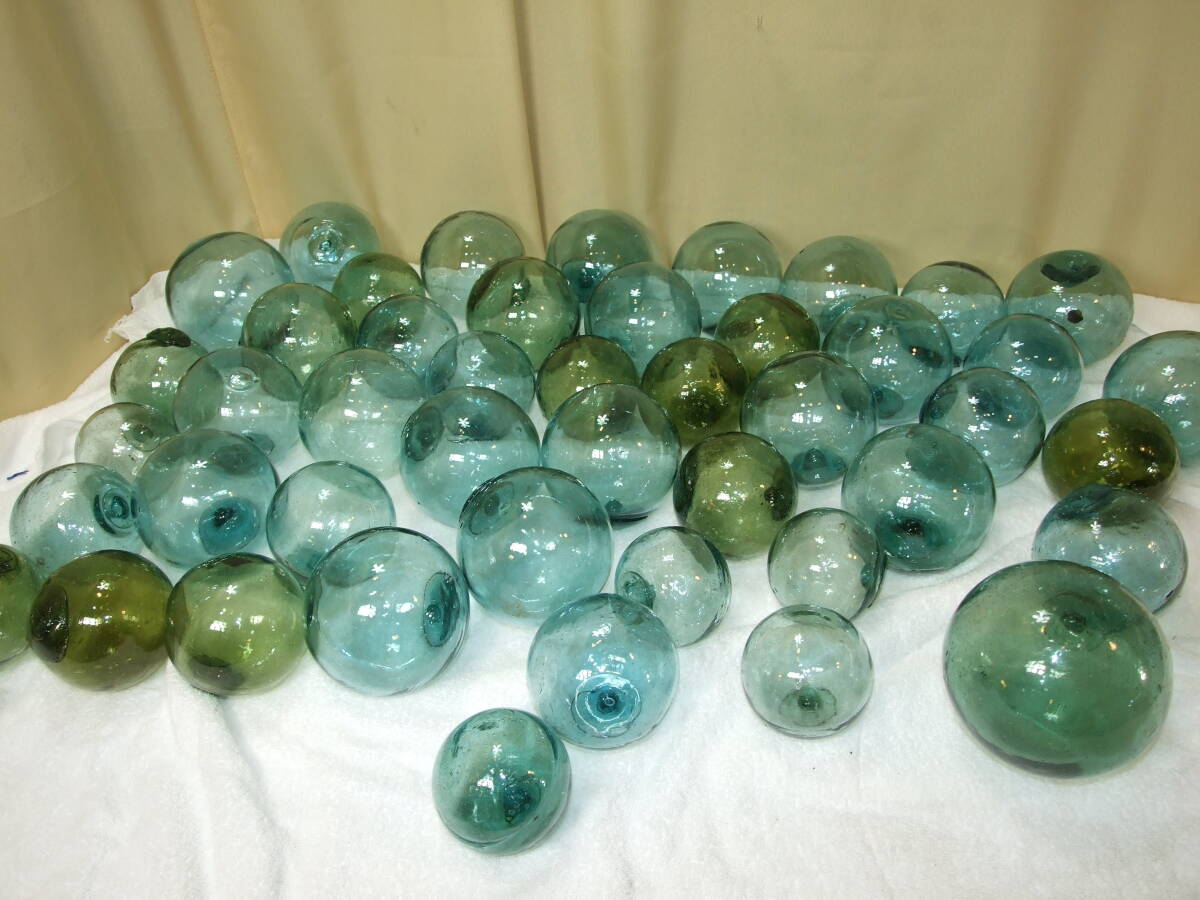 ガラス　浮き球　古民具　漁具　アンティーク品　直径８㎝～12㎝　約５０個　気泡/へそあり/色あい/サイズ色々　全５０個　_画像6