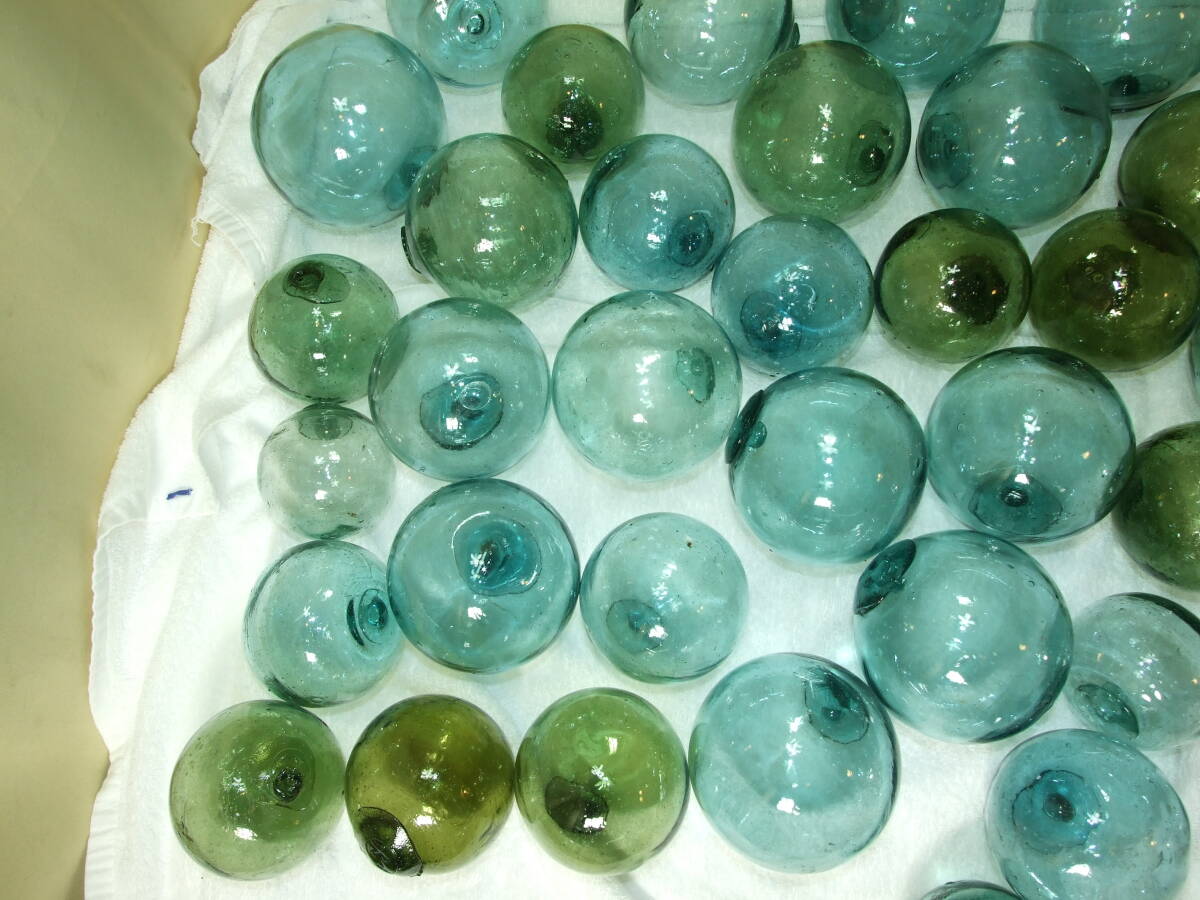 ガラス　浮き球　古民具　漁具　アンティーク品　直径８㎝～12㎝　約５０個　気泡/へそあり/色あい/サイズ色々　全５０個　_画像5