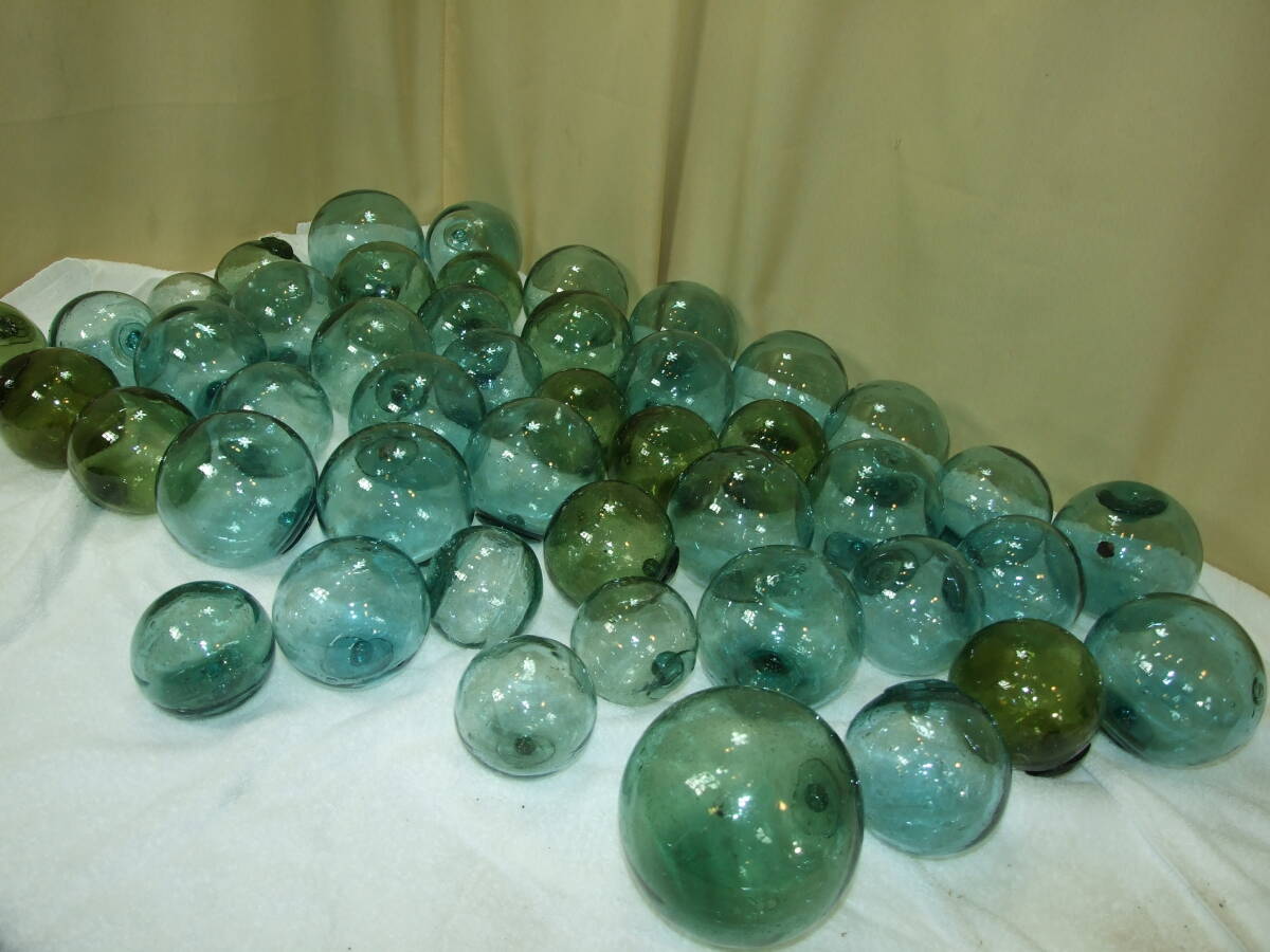 ガラス　浮き球　古民具　漁具　アンティーク品　直径８㎝～12㎝　約５０個　気泡/へそあり/色あい/サイズ色々　全５０個　_画像3