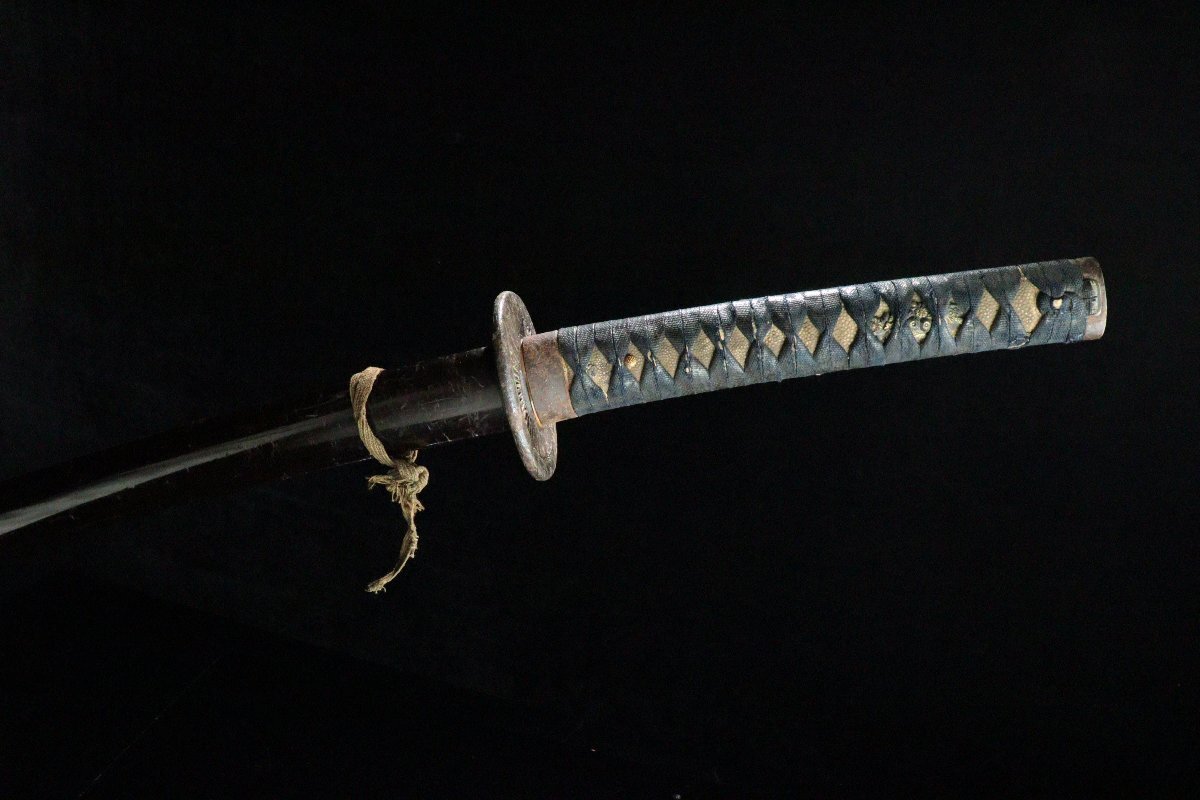 [ASAHI] времена доспехи короткий меч экстерьер металлический земля . голова . кожаная оплетка рисунок глаз . flat дешево замок ..... круг форма гарда меча чёрный краска ножны шедевр реквизит имеется .[71184wt]