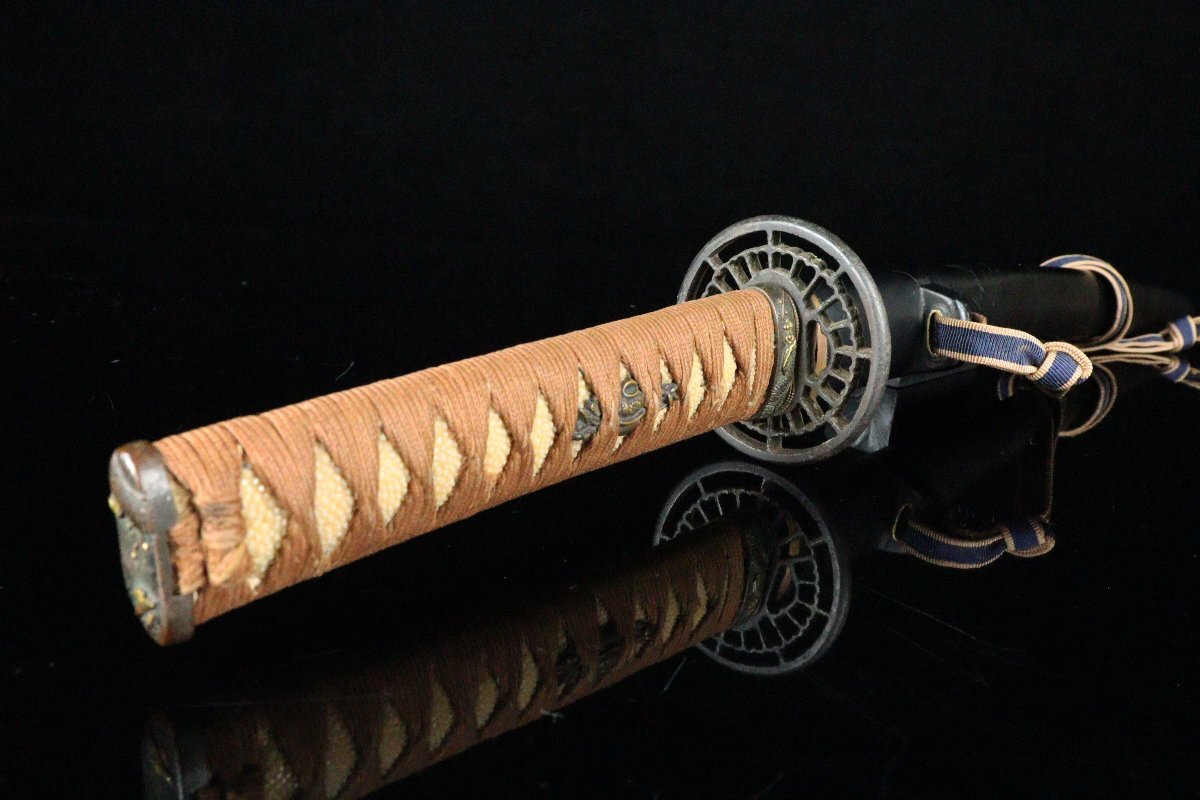 [ASAHI] времена доспехи короткий меч . чёрный краска ножны . кожаная оплетка рисунок золотой ... голова глаз . металлический земля ... гарда меча реквизит меч принадлежности [71182qp]