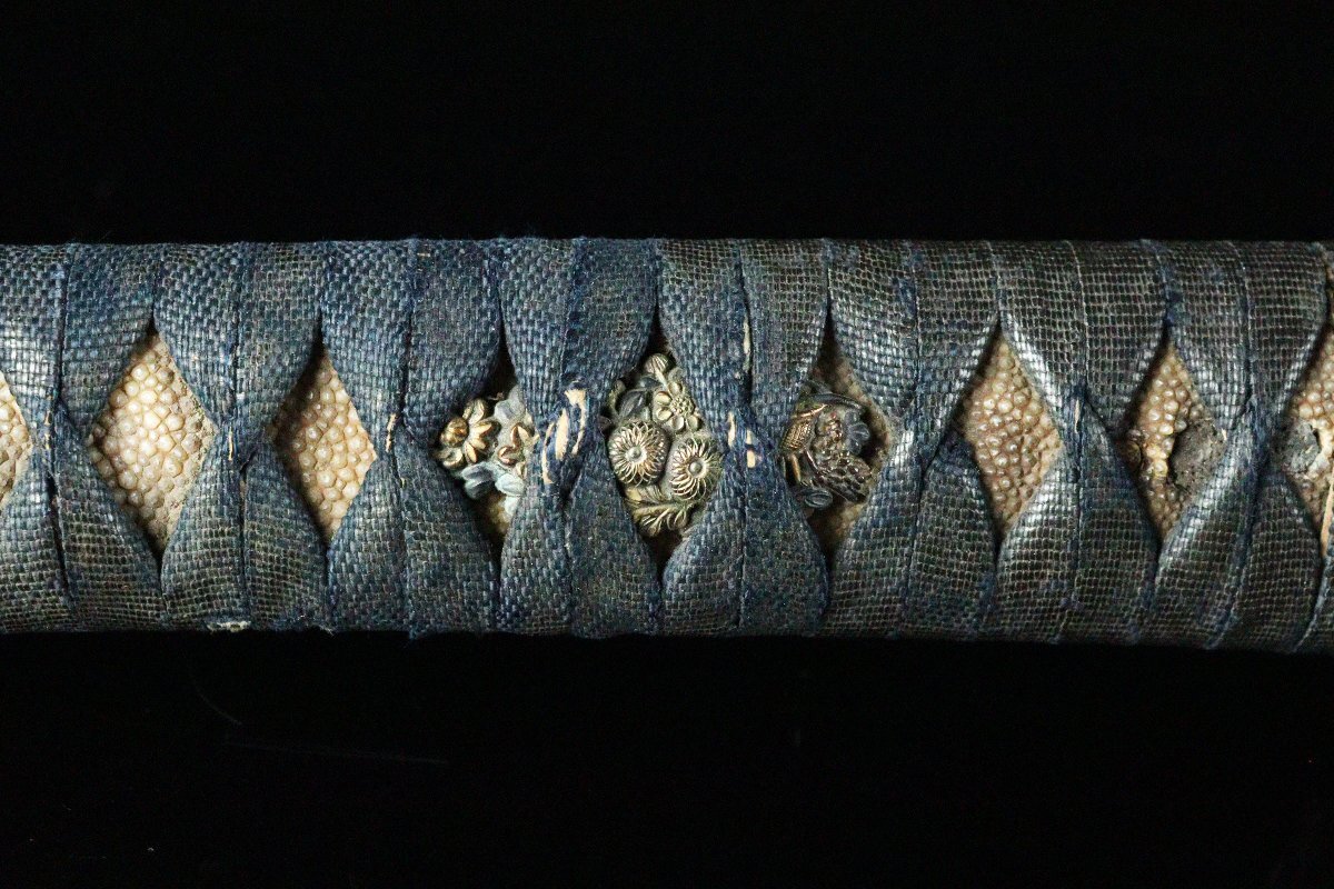 [ASAHI] времена доспехи короткий меч экстерьер металлический земля . голова . кожаная оплетка рисунок глаз . flat дешево замок ..... круг форма гарда меча чёрный краска ножны шедевр реквизит имеется .[71184wt]