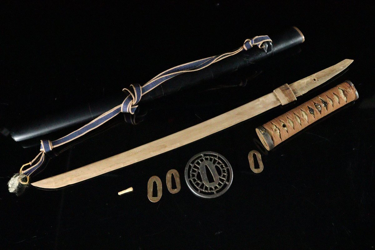 [ASAHI] времена доспехи короткий меч . чёрный краска ножны . кожаная оплетка рисунок золотой ... голова глаз . металлический земля ... гарда меча реквизит меч принадлежности [71182qp]