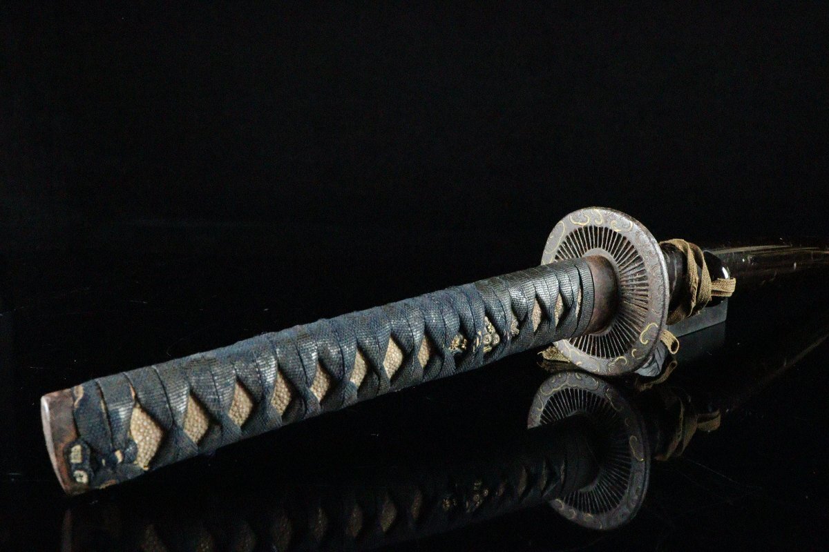 [ASAHI] времена доспехи короткий меч экстерьер металлический земля . голова . кожаная оплетка рисунок глаз . flat дешево замок ..... круг форма гарда меча чёрный краска ножны шедевр реквизит имеется .[71184wt]