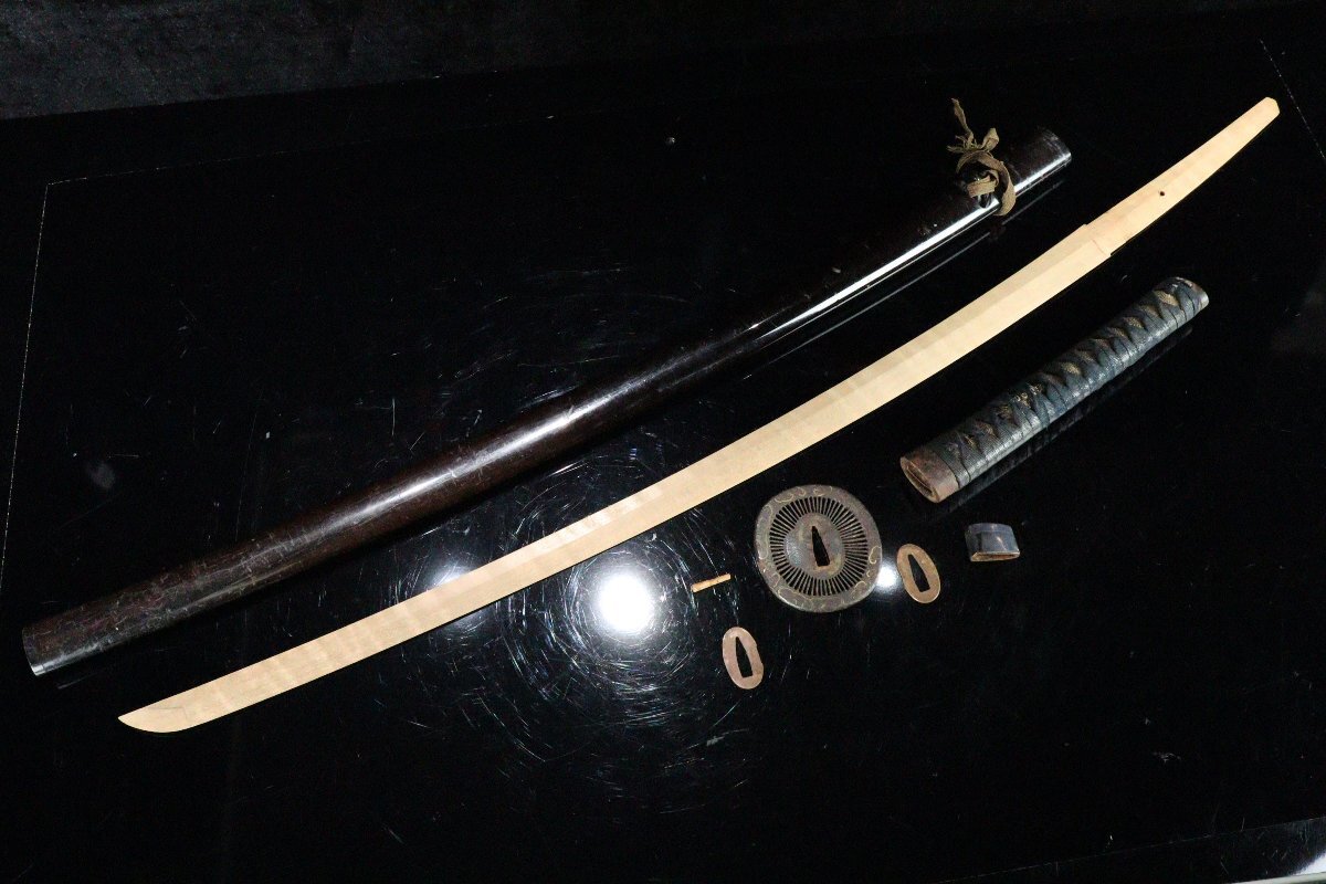 [ASAHI] времена доспехи короткий меч экстерьер металлический земля . голова . кожаная оплетка рисунок глаз . flat дешево замок ..... круг форма гарда меча чёрный краска ножны шедевр реквизит имеется .[71184wt]